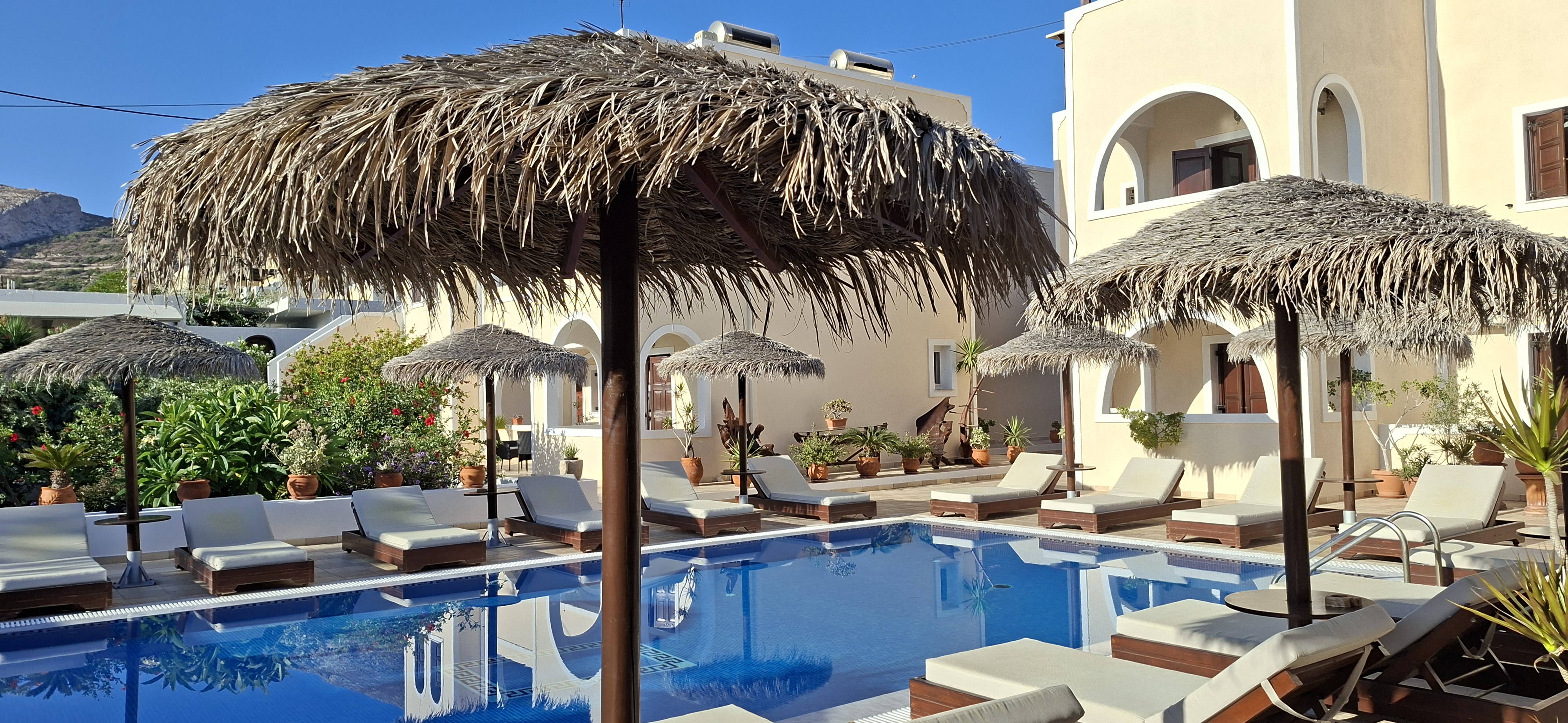 het mooie zwembad van Villa Angria Kamari - Santorini