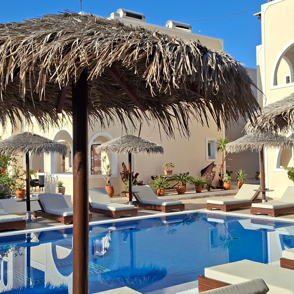 Een oase van rust in Santorini?