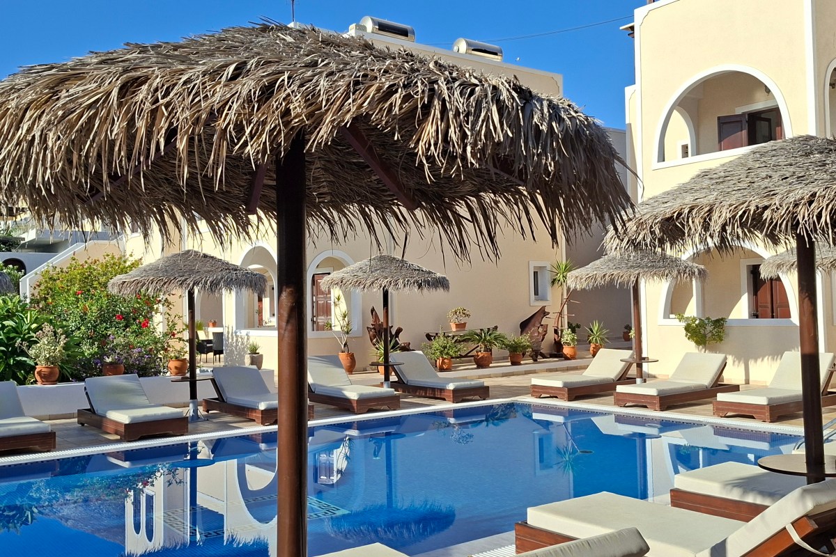 het mooie zwembad van Villa Angria Kamari - Santorini