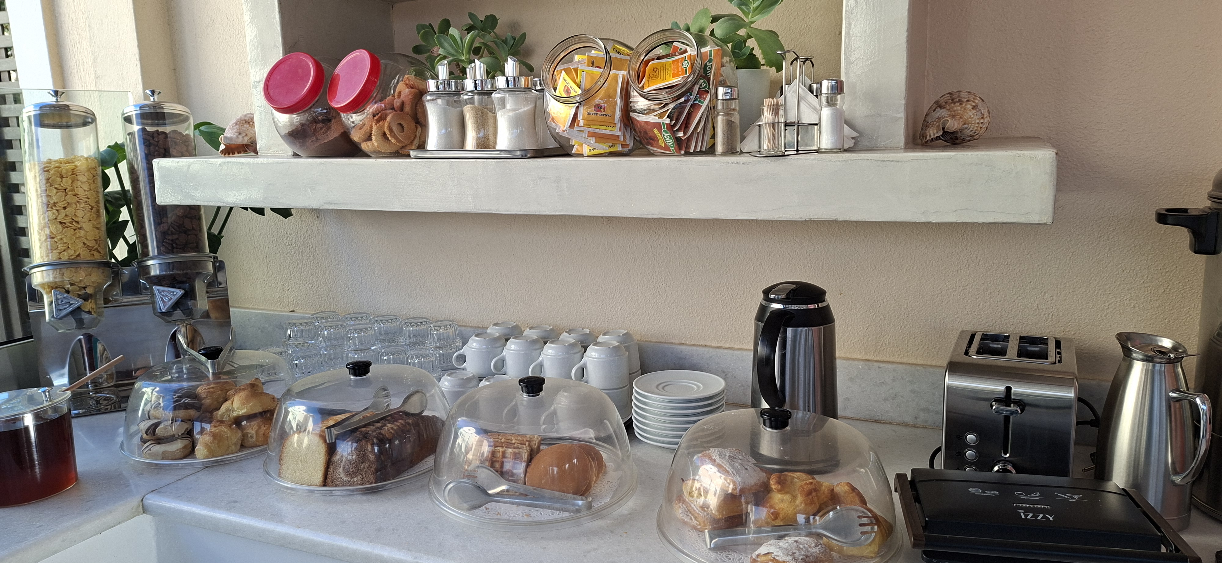 Ontbijtbuffet in villa Angira