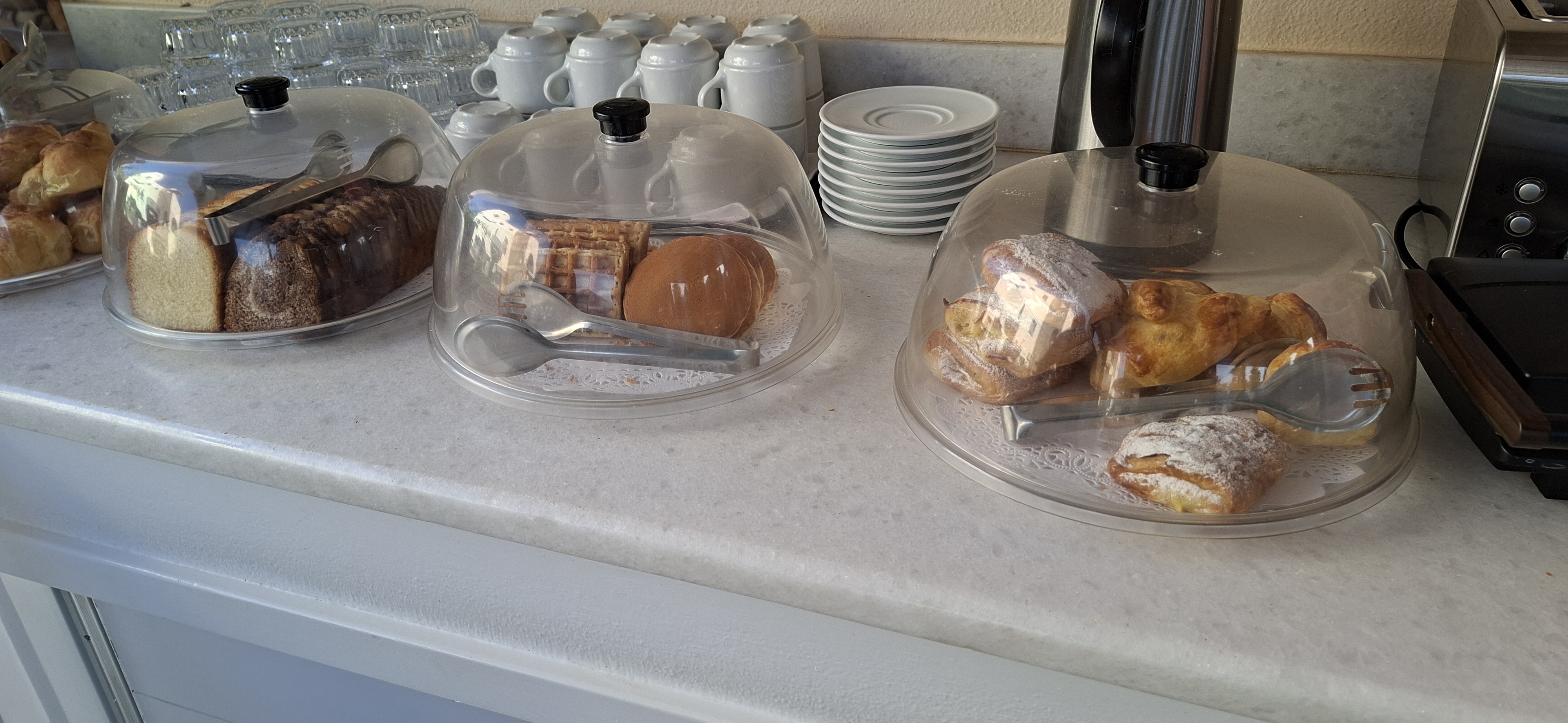 Ontbijtbuffet in villa Angira