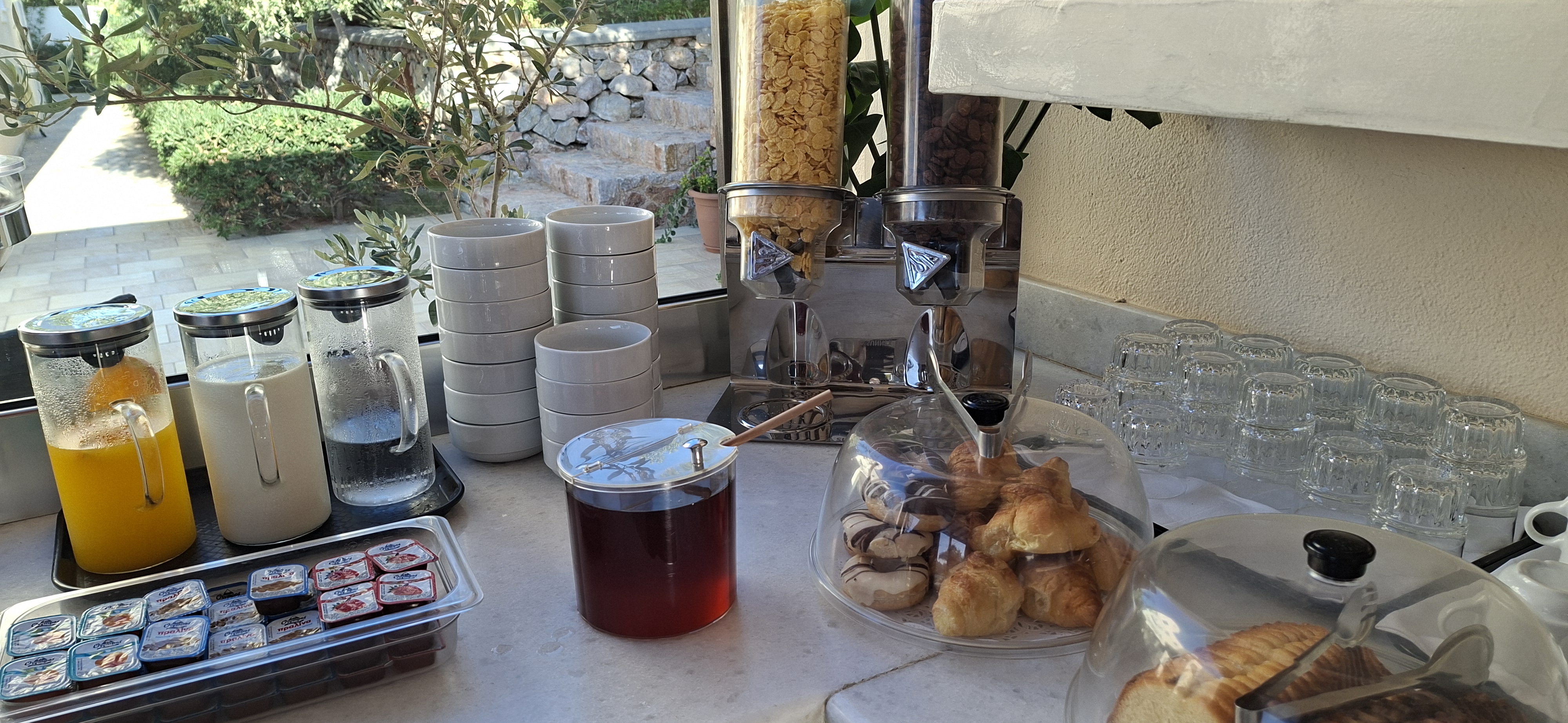 Ontbijtbuffet in villa Angira