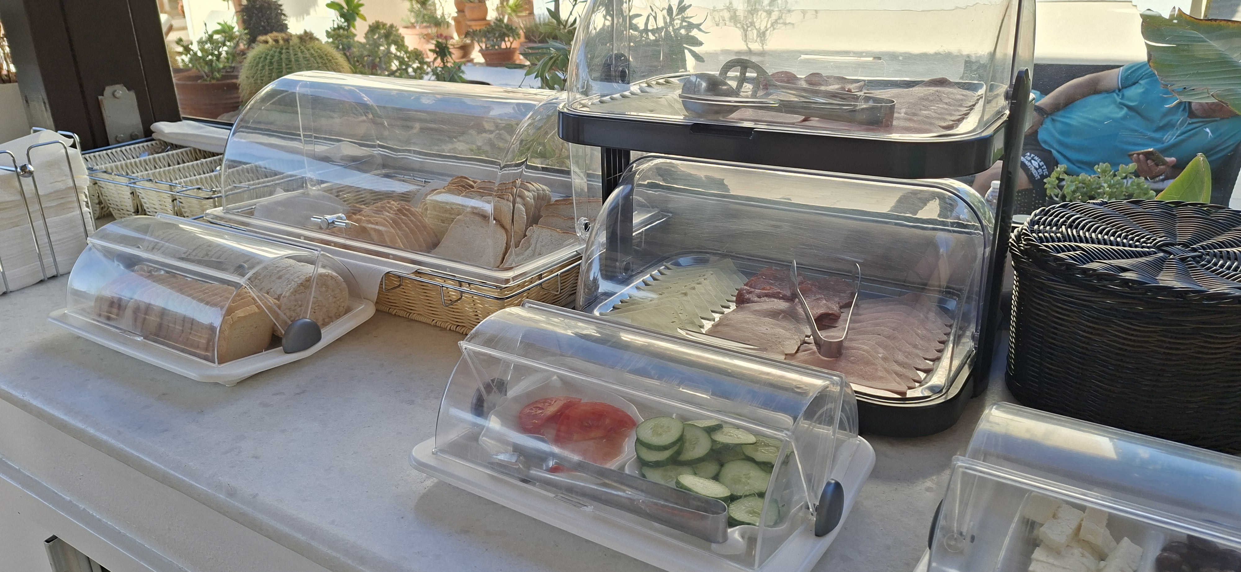 Ontbijtbuffet in villa Angira