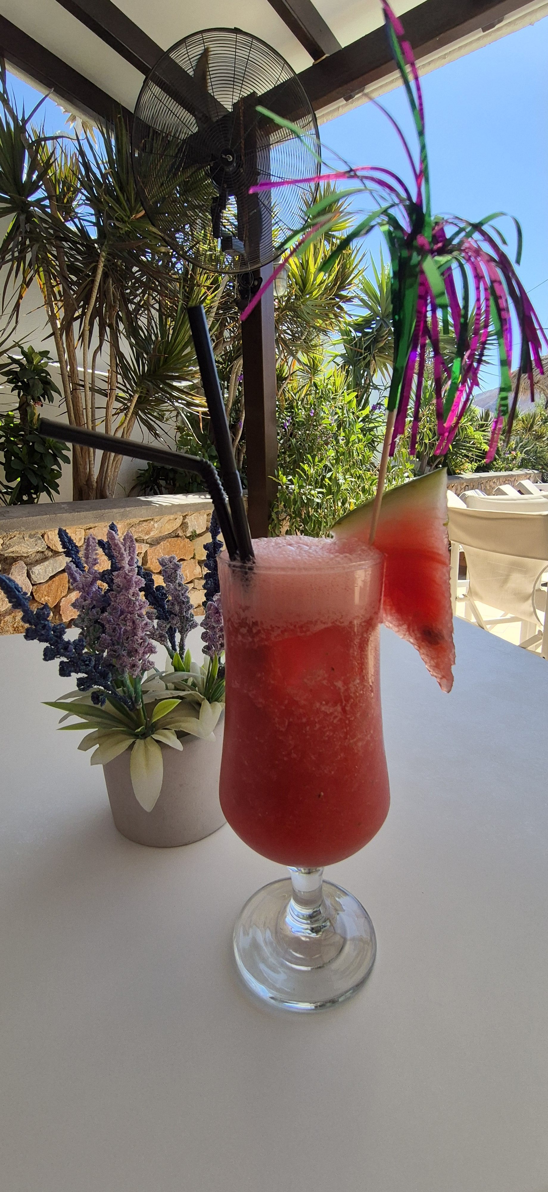 Mocktails drinken in villa Angira in Kamari Santorini